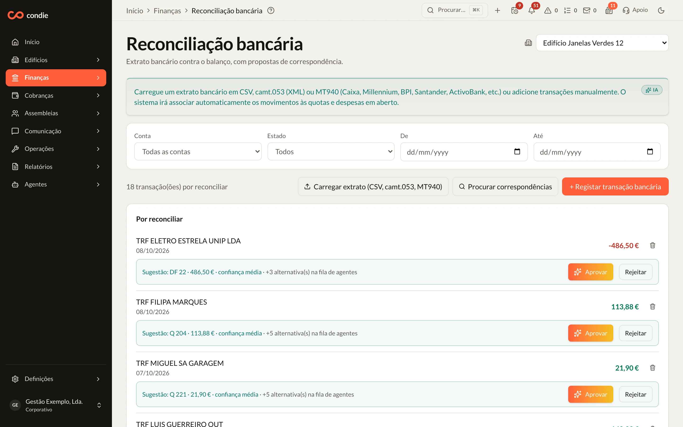 Ecrã Reconciliação bancária com movimentos por reconciliar, cada um com a sua sugestão e os botões Aprovar e Rejeitar.